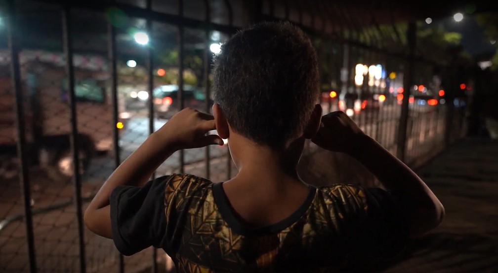 Davi, de 6 anos, diz que 'se irrita' com o barulho da Avenida dos Bandeirantes — Foto: Fábio Tito/g1