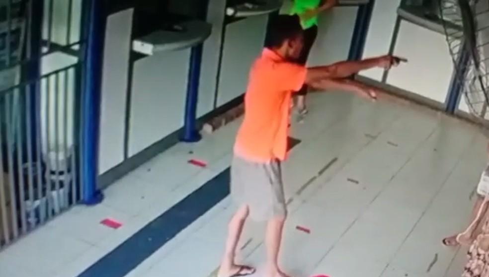 Assaltante apontou arma de fogo para cliente em lotérica no interior do Ceará. — Foto: Reprodução