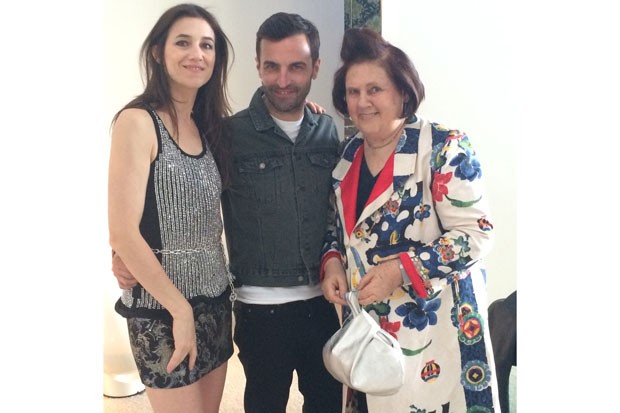 Suzy with creative director of  Louis Vuitton Nicolas Ghesquière and Charlotte Gainsbourg (Foto: SUZY MENKES INSTAGRAM)