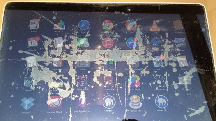 Problemas com Macbooks criam riscos na tela de retina (Foto: Reprodução/Gizmodo)