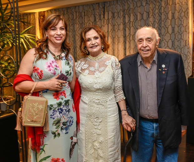 Isadora Ribeiro com o casal Rosamaria Murtinho e Mauro Mendonça (Foto: Mariama Prieto/Divulgação)