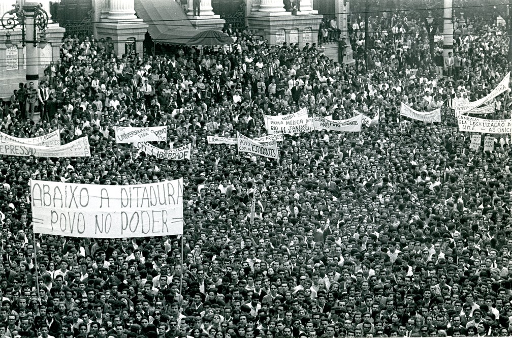 Cerca de 100 mil pessoas participam de passeata pelo fim da Ditadura Militar (Foto: DivulgaÃ§Ã£o)