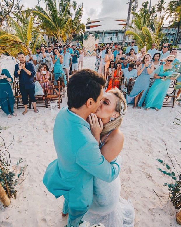 Dois casamentos? tata estaniecki conta os detalhes do casamento de quatro  dias com Júlio cocielo em punta Cana;