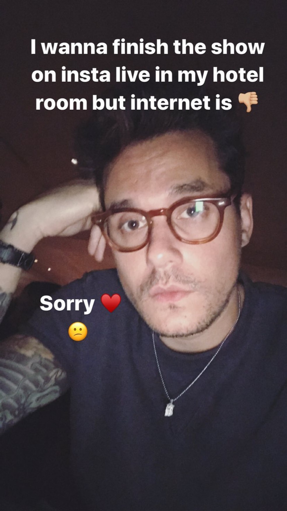 John Mayer após deixar show em Buenos Aires por causa da chuva: “Queria terminar o show pelo Live do Instagram no quarto do hotel, mas a internet está (ruim)”. (Foto: Reprodução/Instagram)