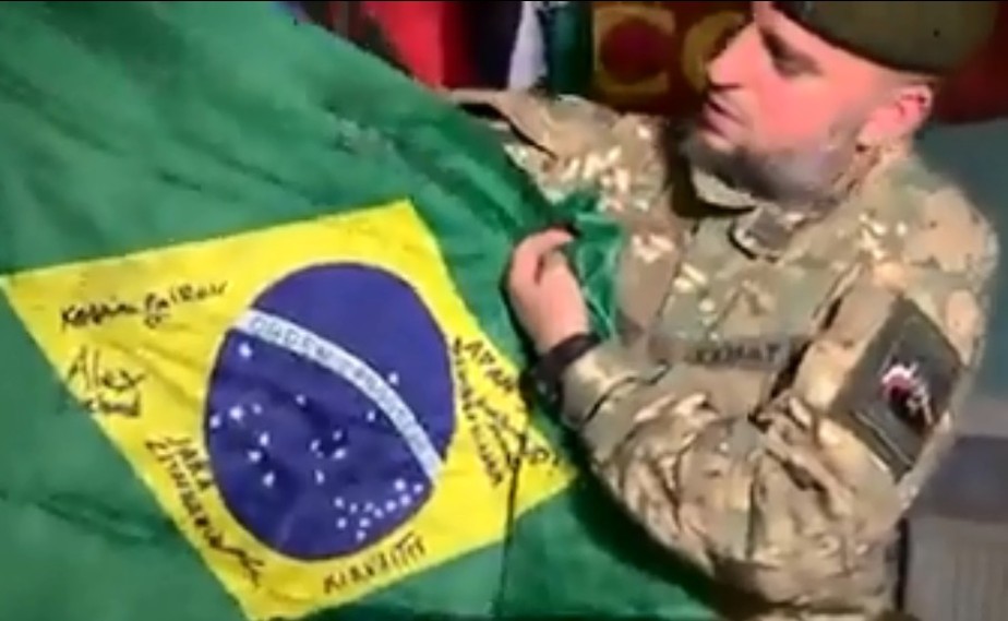 Vídeo: Aliados russos na Guerra da Ucrânia exibem bandeira que pertencia a brasileiro morto em combate