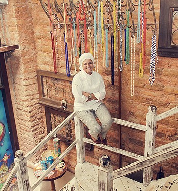 Tereza Paim, em seu restaurante Casa de Tereza, alia tradição e modernidade, incorporando técnicas modernas à culinária baiana (Foto: Solange Rossini)