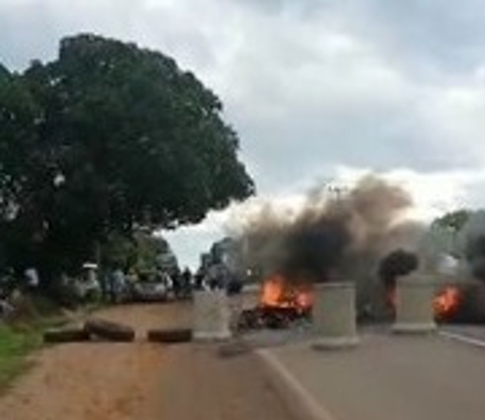 Manifestantes colocaram fogo em vias.  — Foto: Reprodução/Redes sociais