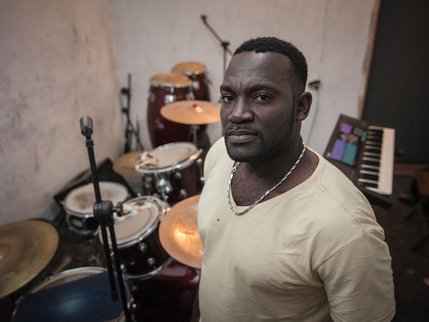 O haitiano Louides Charles, 38, trabalha na construção civil no Brasil e fundou uma banda que toca músicas de seu país (Foto: Marcelo Brandt/G1)