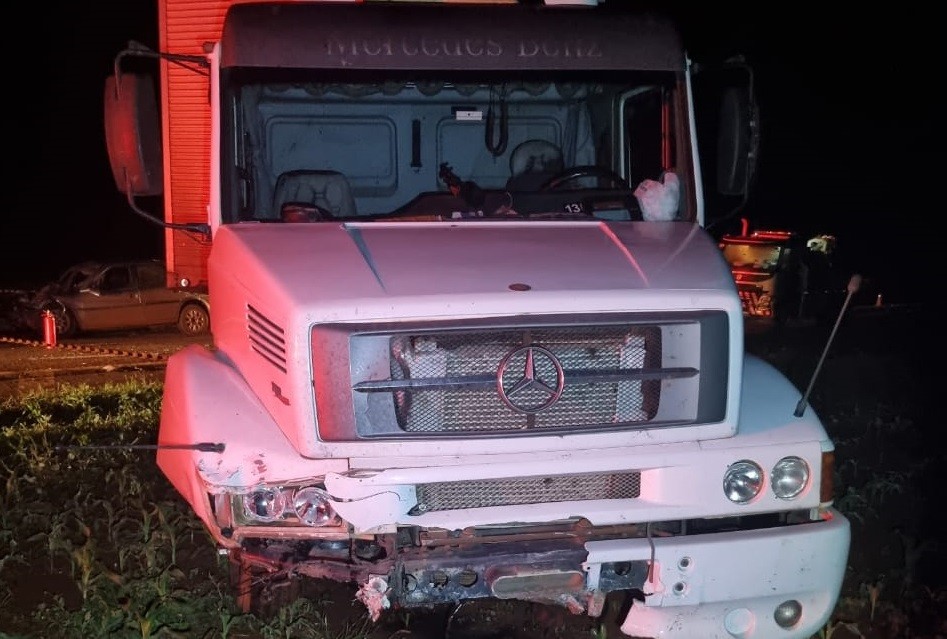 Homem morre em acidente entre carro e caminhão na PR-323, entre Sertanópolis e Sertaneja