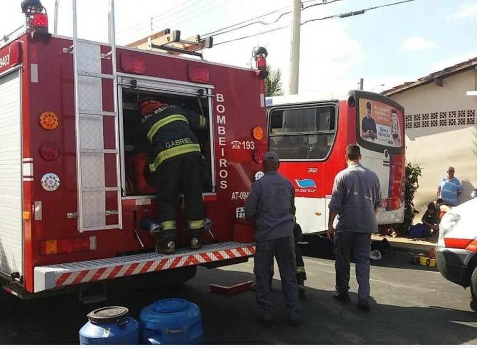 Homem é atropelado por ônibus da Suzantur e fica preso em São Carlos, SP (Foto: ACidadeON/São Carlos)