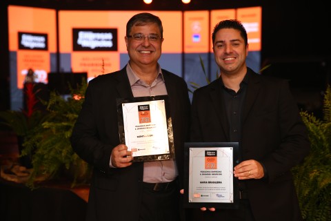 Felipe Buranello, fundador e CEO da Maria Brasileira, eleita a Melhor Microfranquia, e Ricardo José Alves, fundador da Montana Grill, premiada como a Franquia do Ano.