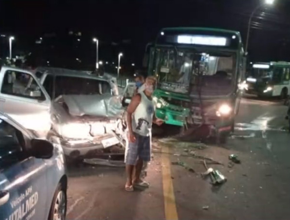 Motorista de caminhonete fica ferido após bater de frente com ônibus em ladeira do Barbalho, em Salvador — Foto: Reprodução/TV Bahia
