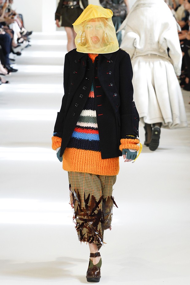 Galliano revelled in playing with fabrics, such as balancing traditional Scottish wools from the Outer Hebrides worked into chunky knits, with celluloid bird appliqués decorating a heavy plaid skirt (Foto: InDigital)