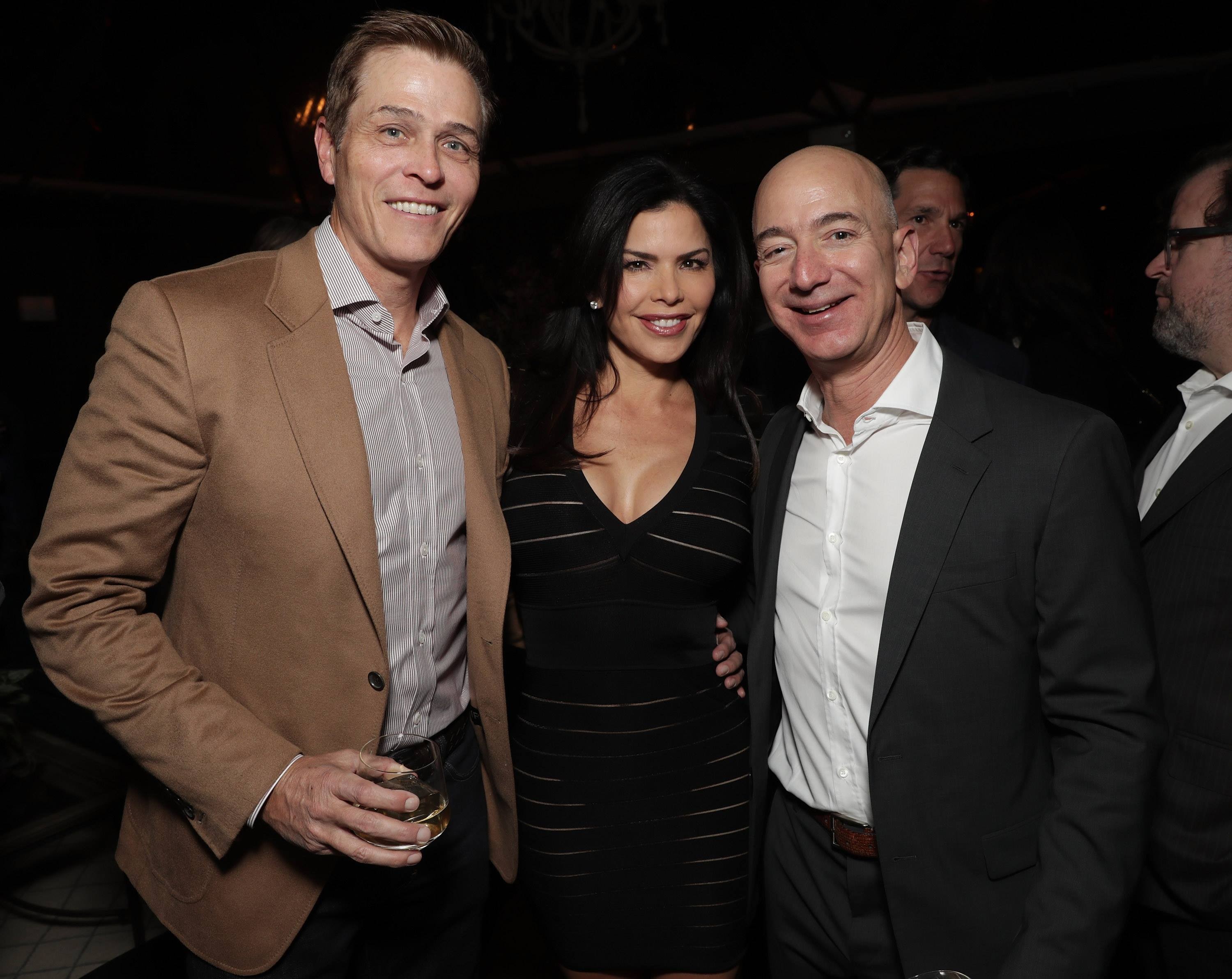 O empresário Jeff Bezos, de terno preto, com a suposta amante e namorada dele, a apresentadora Lauren Sanchez, em foto antiga com o marido dela, o empresário Patrick Whitesell (Foto: Getty Images)
