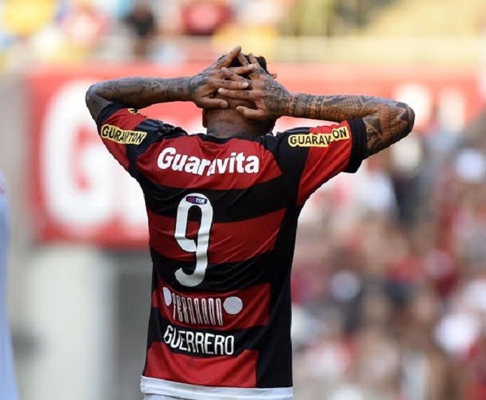 Por Dios: detalhe de beicinho, gestos e lamento de Guerrero no clássico
