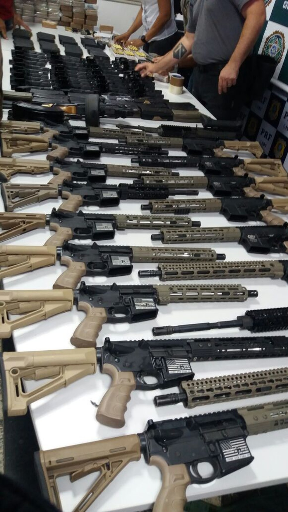 Fuzis foram apreendidos na Via Dutra (Foto: Divulgação/ Polícia Civil)