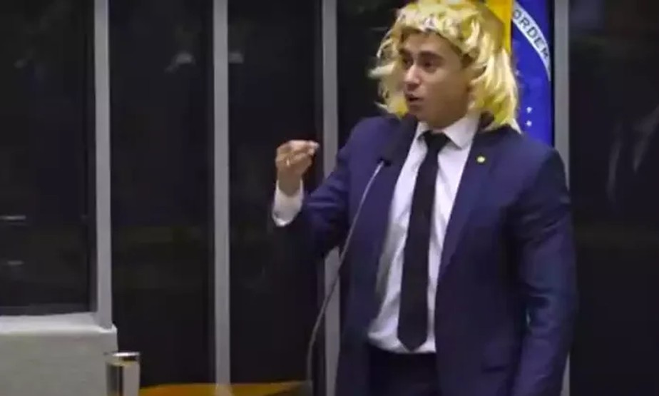 Nikolas Ferreira usa peruca em discurso transfóbico na Câmara