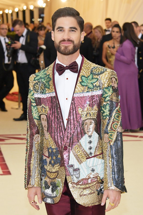 NEW YORK, NY - MAY 07:  Darren Criss attends the Heavenly Bodies: Fashion & The Catholic Imagination Costume Institute Gala at The Metropolitan Museum of Art on May 7, 2018 in New York City.  (Photo by Neilson Barnard/Getty Images) (Foto: Getty Images)