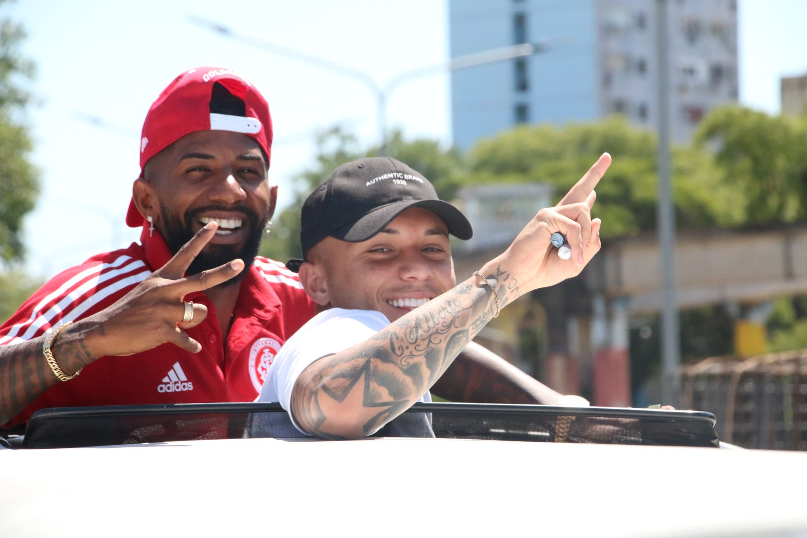 Antes de Gre-Nal, Everton e Rodinei passeiam com crianças de limusine em Porto Alegre