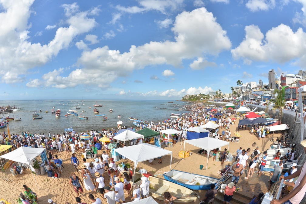 Festa de Iemanjá em Salvador, neste domingo (2) — Foto: Max Haack/Ag Haack