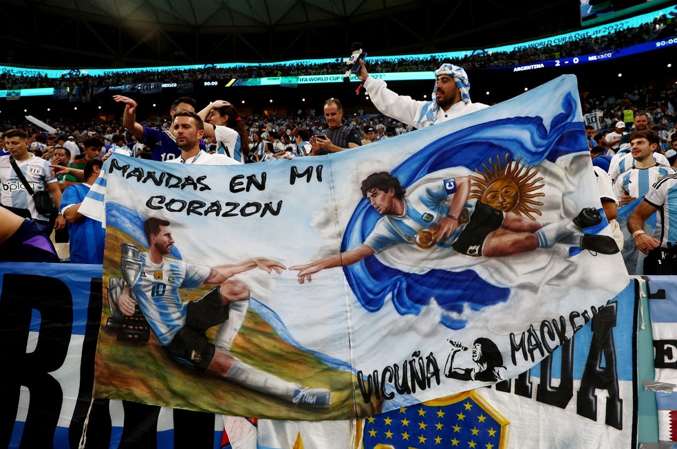 Faixa com Maradona e Messi na torcida da Argentina no jogo contra o México — Foto: REUTERS/Pedro Nunes