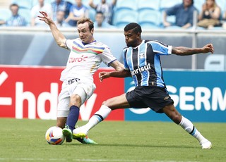 Grêmio encaminha renovação com revelação da lateral por mais 2 anos