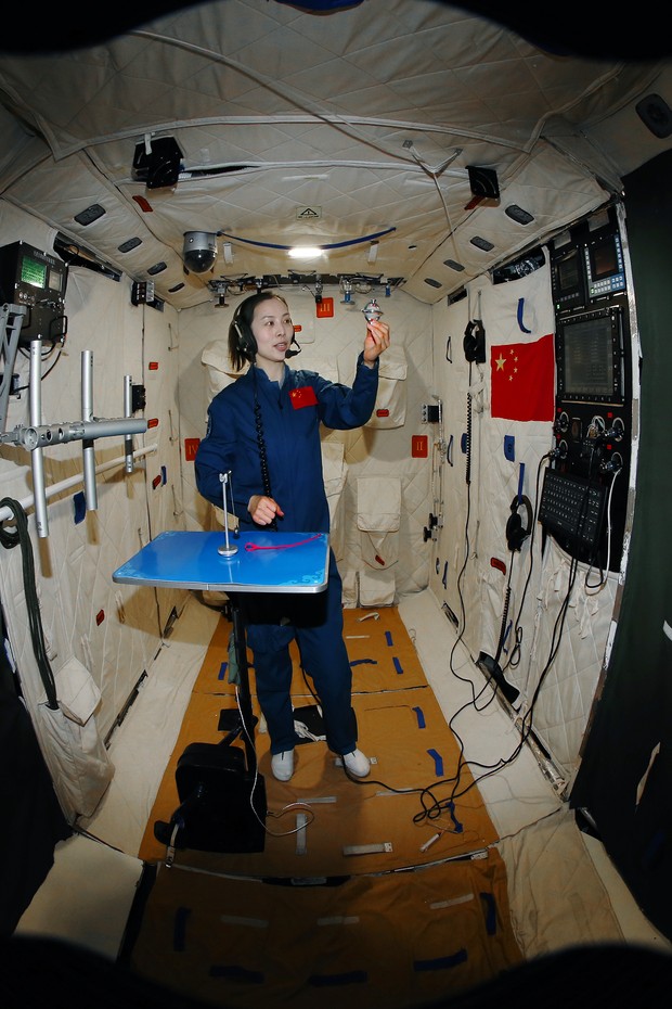 BEIJING, CHINA - APRIL 27: Female astronaut Wang Yaping takes part in a training session on April 27, 2013 in Beijing, China. (Photo by Qin Xian'an/VCG via Getty Images) (Foto: VCG via Getty Images)