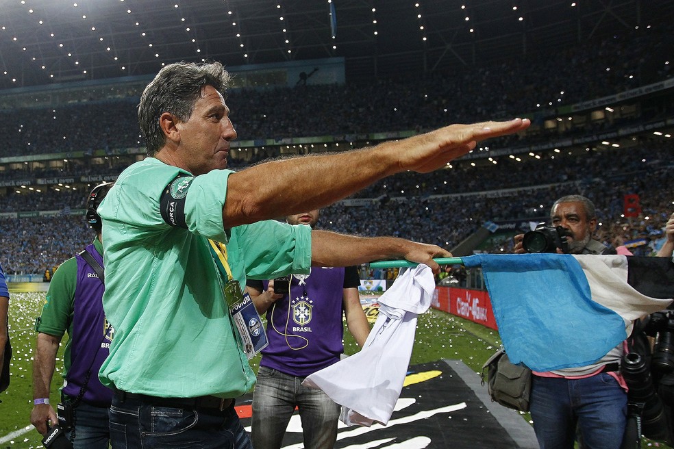 Renato Portaluppi festeja o penta da Copa do Brasil ao lado da torcida (Foto: Lucas Uebel/Grêmio)