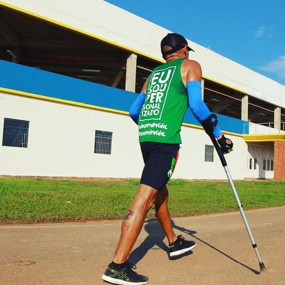 Com ajuda de fisioterapia e caminhadas, Edy conseguiu recuperar parte dos movimentos e anda com apoio de muletas — Foto: Pedro Devani/Arquivo pessoal