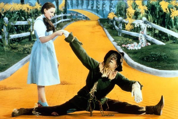 Dorothy e Espantalho em 'O Mágico de Oz' (1939) (Foto: Reprodução)