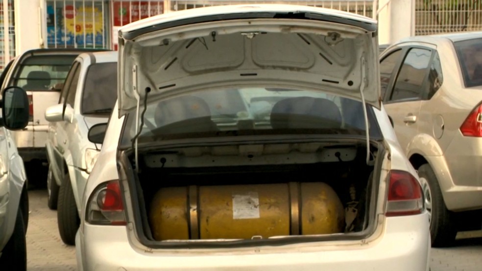 Taxista é colocado em porta-malas e consegue pular de carro em movimento, no ES — Foto: Reprodução/ TV Gazeta 
