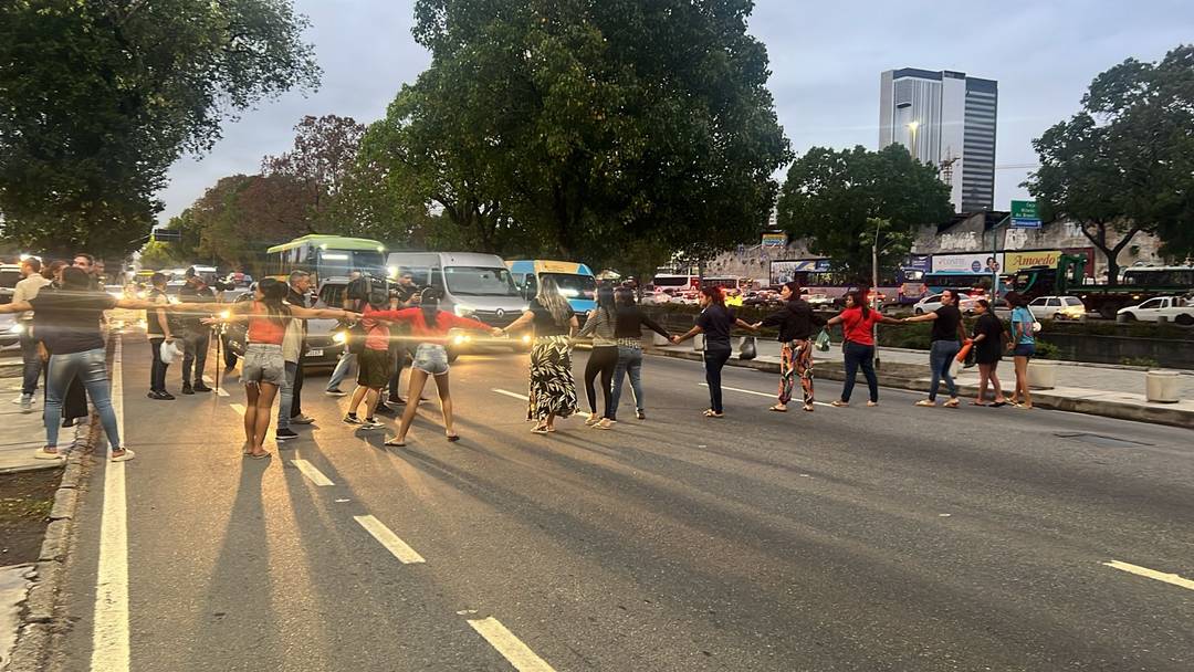 Parentes de mortos na Penha e no Alemão fazem protesto na porta do IML