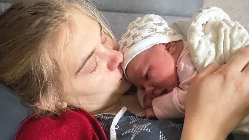 Anna Tymchenko e sua recém-nascida, Alisa (Foto: BBC News)