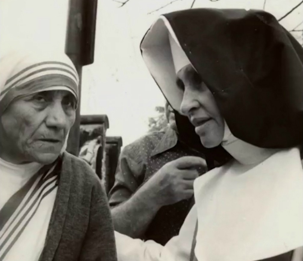 Irmã Dulce (à direita) ao lado de Madre Teresa de Calcutá — Foto: Reprodução/TV Bahia