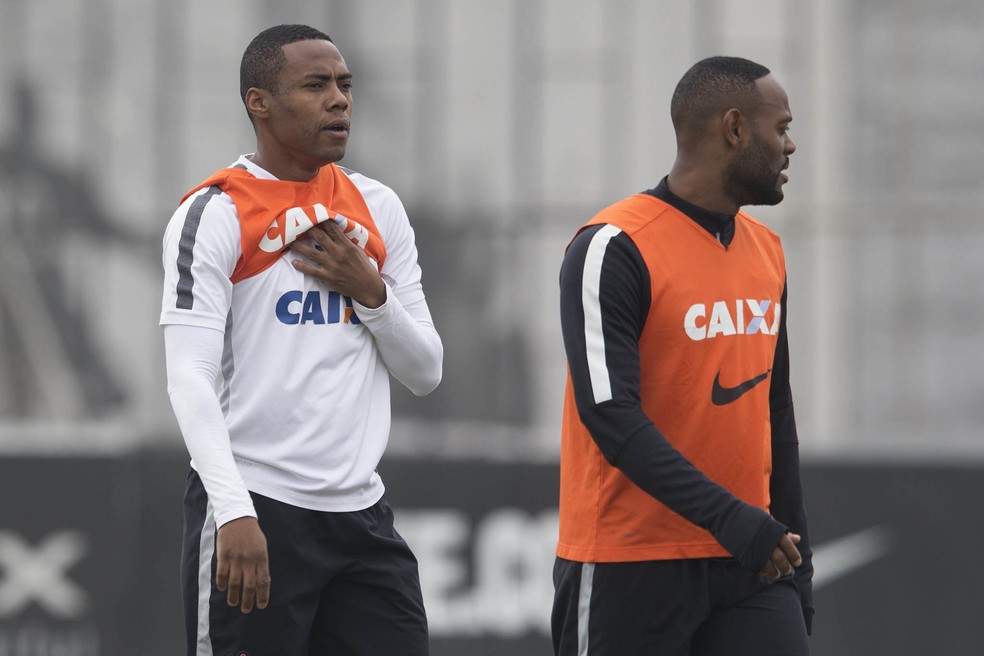 Elias e Vagner Love na época em que atuavam juntos no Corinthians — Foto: Daniel Augusto Jr. / Agência Corinthians