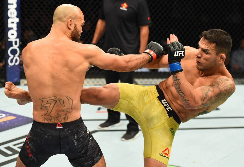 Rafael dos Anjos conecta chute na linha de cintura de Robbie Lawler (Foto: Josh Hedges/Getty Images)