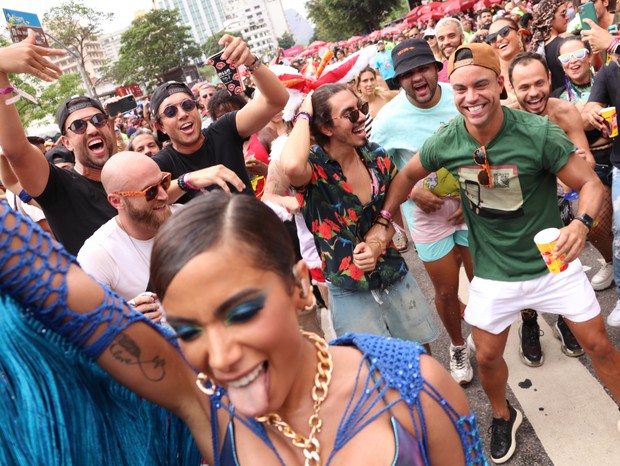 Anitta canta em bloco enquanto Gabriel David faz 'isolamento' da cantora com amigos (Foto: Beatriz Damy/AgNews )