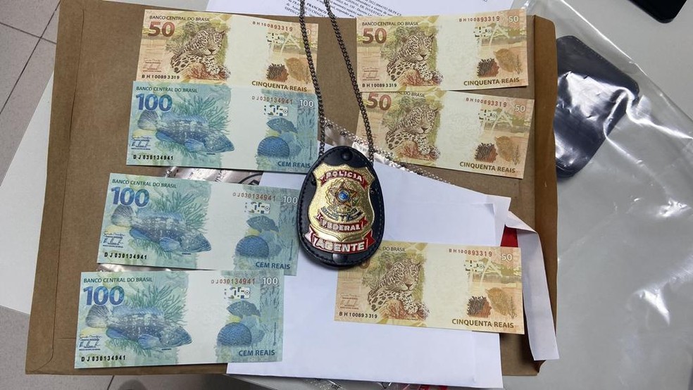 Autônomo é preso pela Polícia Federal ao receber encomenda pelos Correios com R$ 500 em cédulas falsas em Acaraú, no Ceará. — Foto: Polícia Federal/ Divulgação