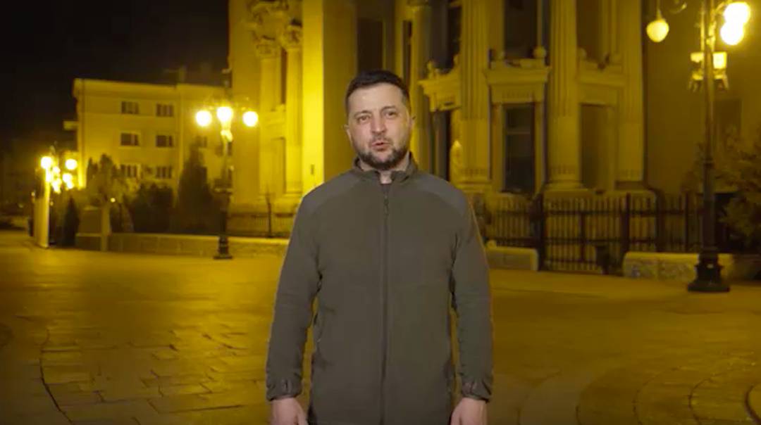 Presidente ucraniano Volodymyr Zelensky faz pronunciamento em 18 de março de 2022