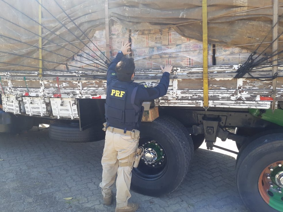 Polícia Rodoviária apreende 31 mil frascos de cachaça na Dutra em Lavrinhas — Foto: PRF/Divulgação