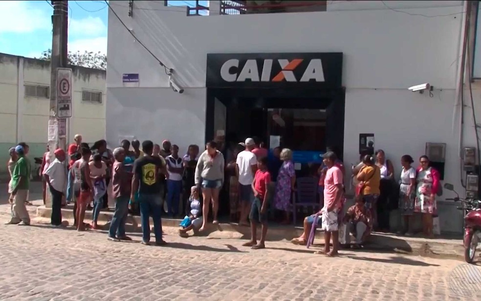 Aposentados na BA enfrentam grande fila para sacar pensão 