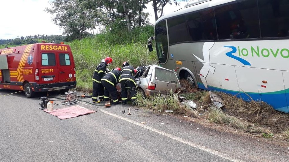 Acidente entre carro e ônibus deixou 3 mortos — Foto: Corpo de Bombeiros