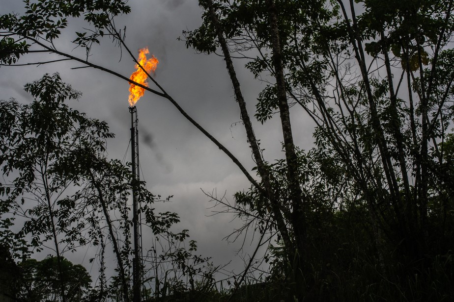 Uma chaminé  queima em um poço de petróleo em Putumayo, Colômbia