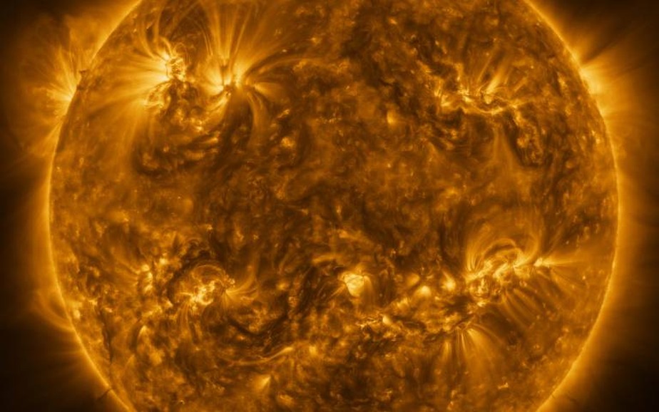 Sonda Solar Orbiter detectou um 'tubo' de gases atmosféricos com temperatura mais fria serpenteando pelo campo magnético do Sol