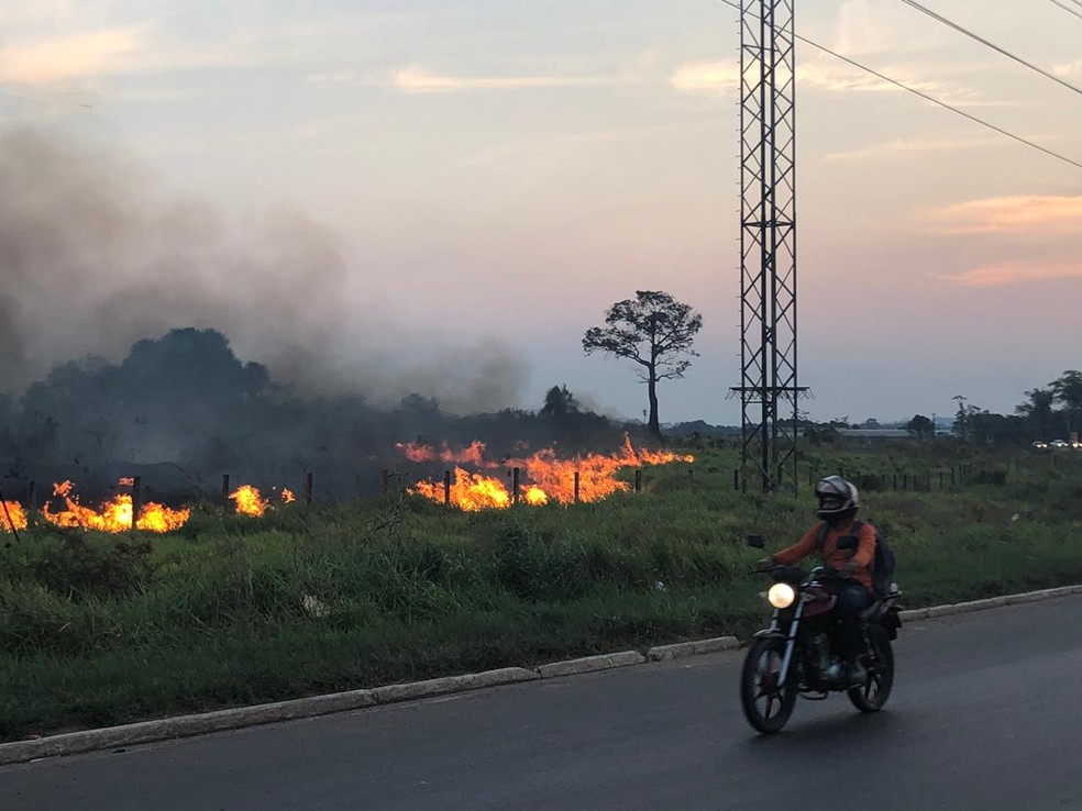 Corpo de Bombeiros do Acre foi acionado para controlar incêndio em Rio Branco — Foto: Ana Paula Xavier/Rede Amazônica Acre