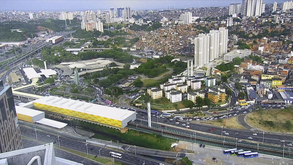 Homem e mulher são baleados na rodoviária de Salvador — Foto: Reprodução/TV Bahia