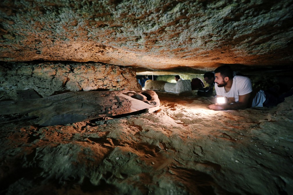 As tumbas encontradas têm mais de 2 mil anos de idade (Foto: Mohamed Abd El Ghany/Reuters)