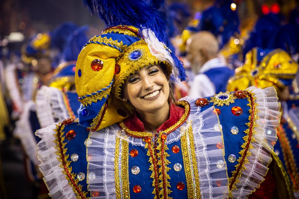 Membro da bateria da Águia de Ouro no carnaval em 2019 — Foto: Fabio Tito/G1