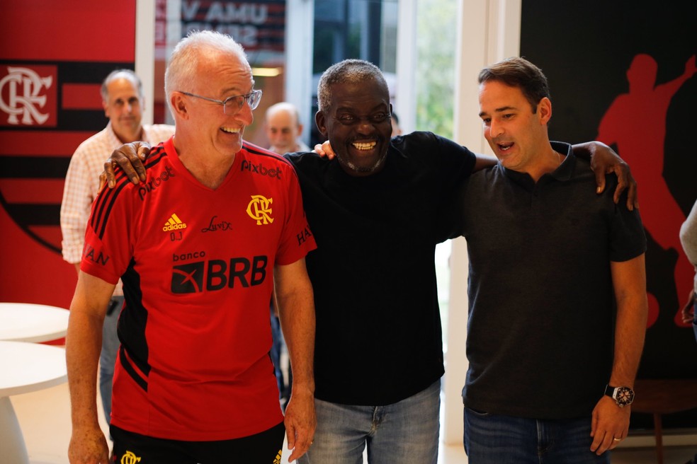 Denir sorridente ao lado de Dorival e Gabriel Skinner no Flamengo &mdash; Foto: Gilvan de Souza / CRF