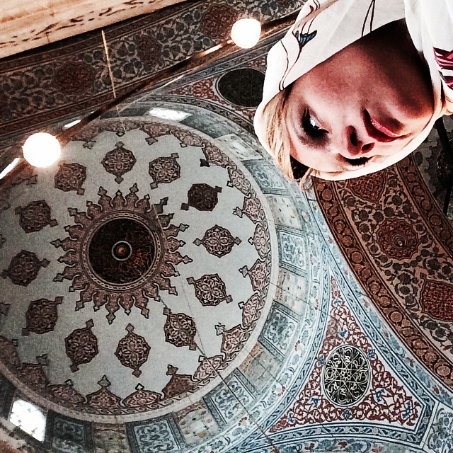 Mariana Ximenes no interior da Mesquita Azul, com os cabelos cobertos (Foto: reprodução instagram)